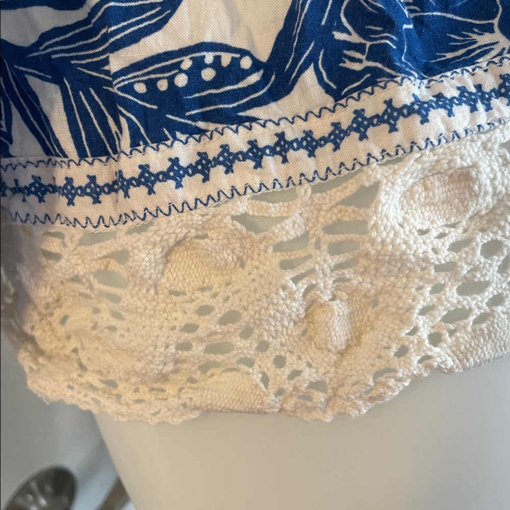 CHRISTIAN SIRIANO BLUE & WHITE FLORAL PATTERN TOP BLOUSE WITH CROCHET TRIM SZ L - Picture 6 of 10